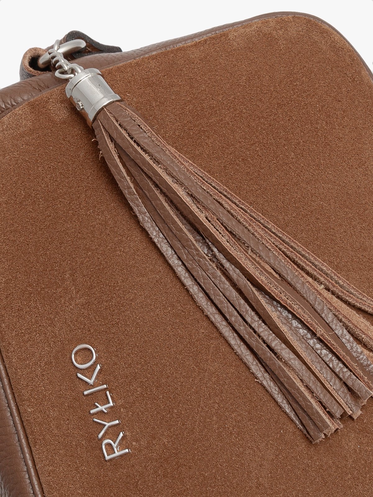 Mała, brązowa torebka z ozdobnym frędzlem