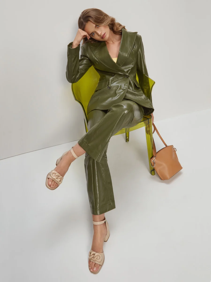 Beżowe sandały z masywną ozdobą