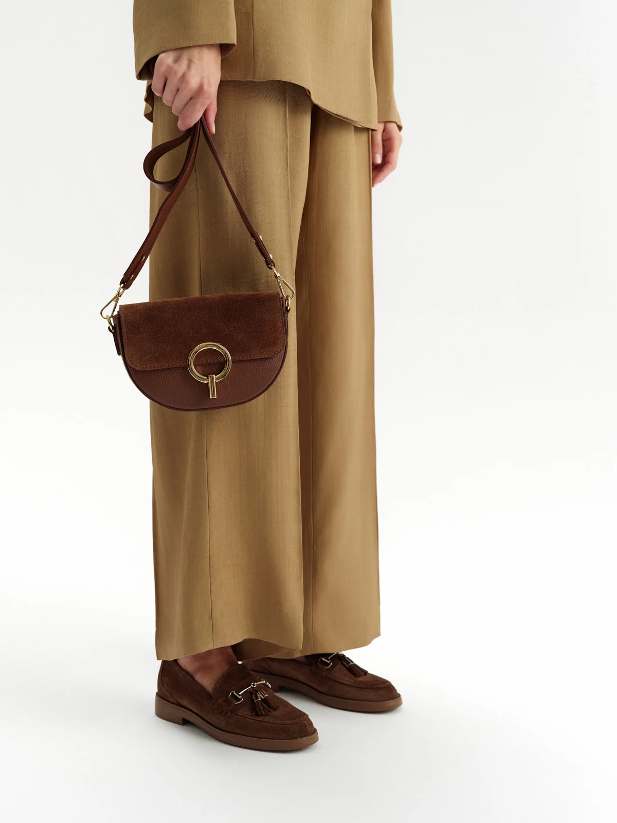 Mała, ruda torebka ze złotymi detalami