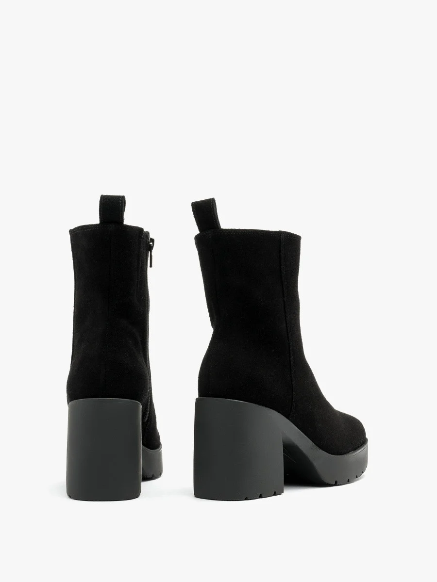 Czarne botki na masywnym obcasie
