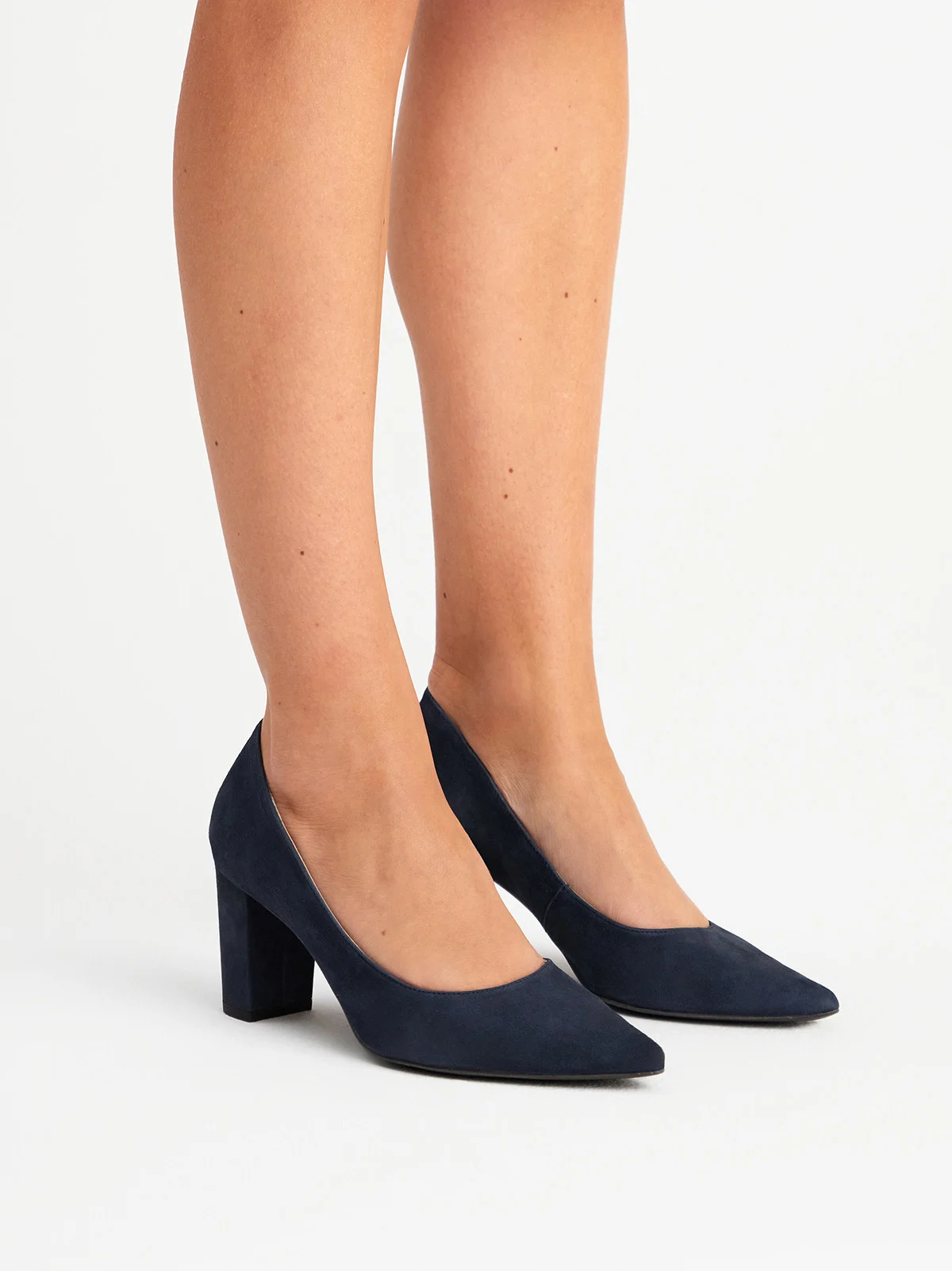 Granatowe czółenka na słupku