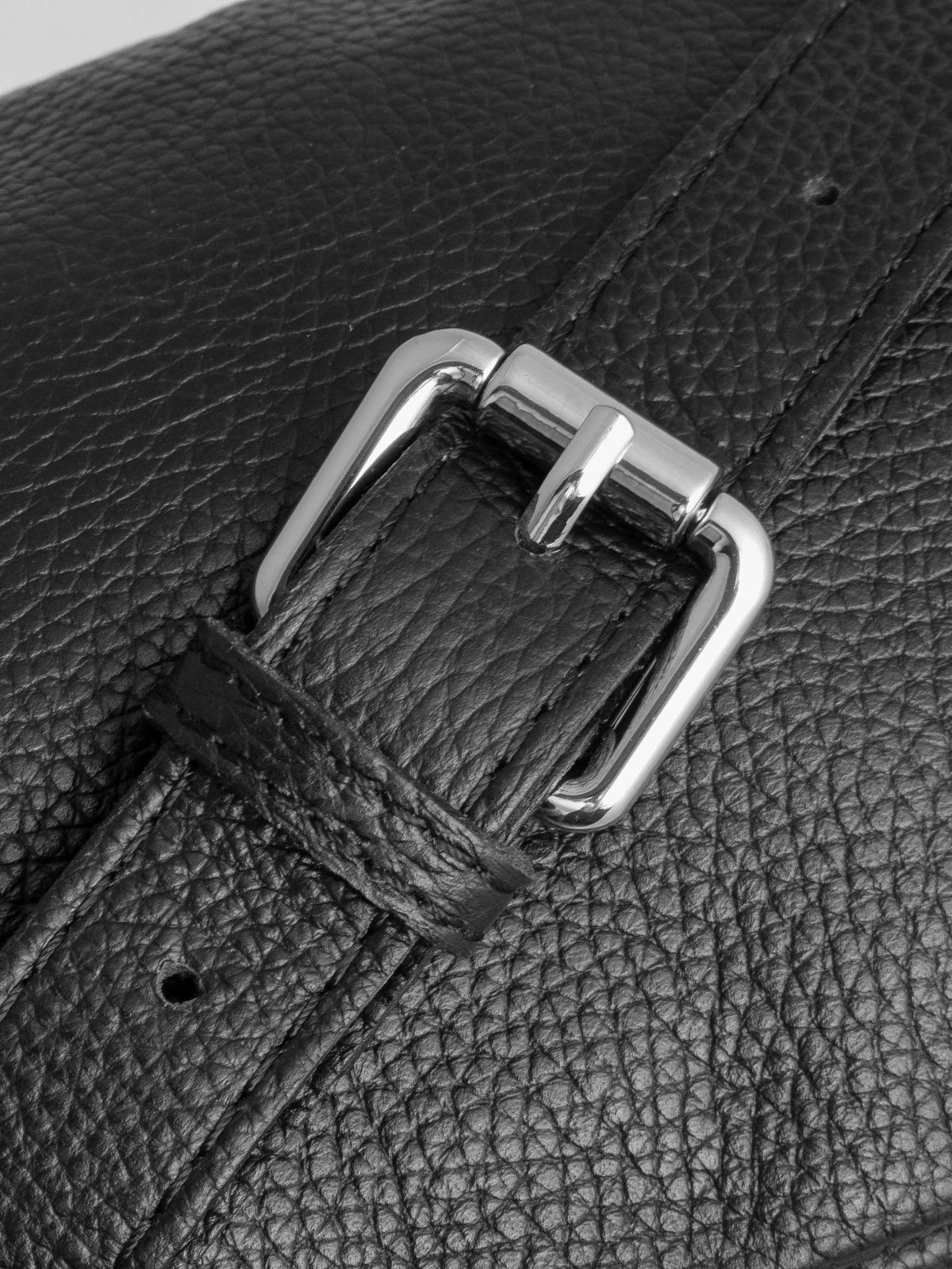 Czarna torebka nerka z poręczną zewnętrzną kieszenią