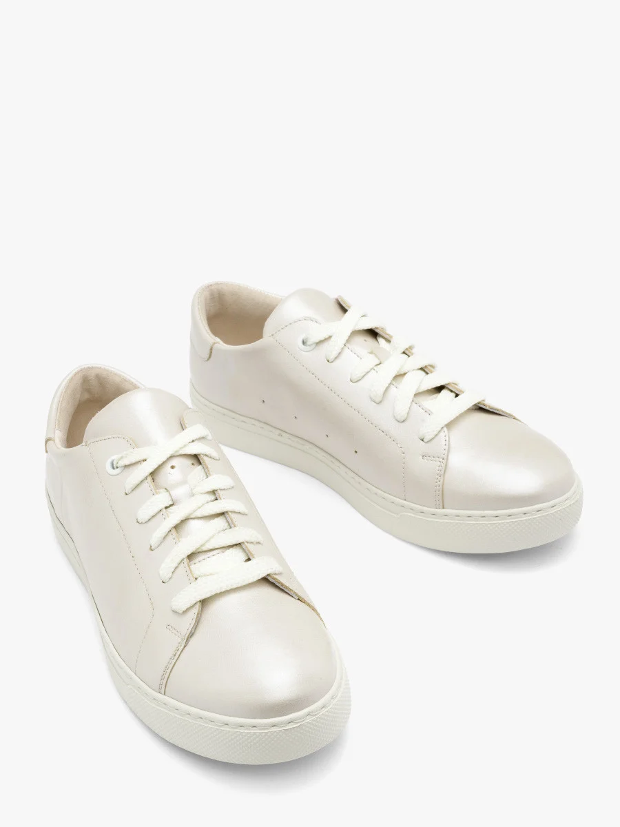 Perłowe półbuty sportowe na lekkim spodzie