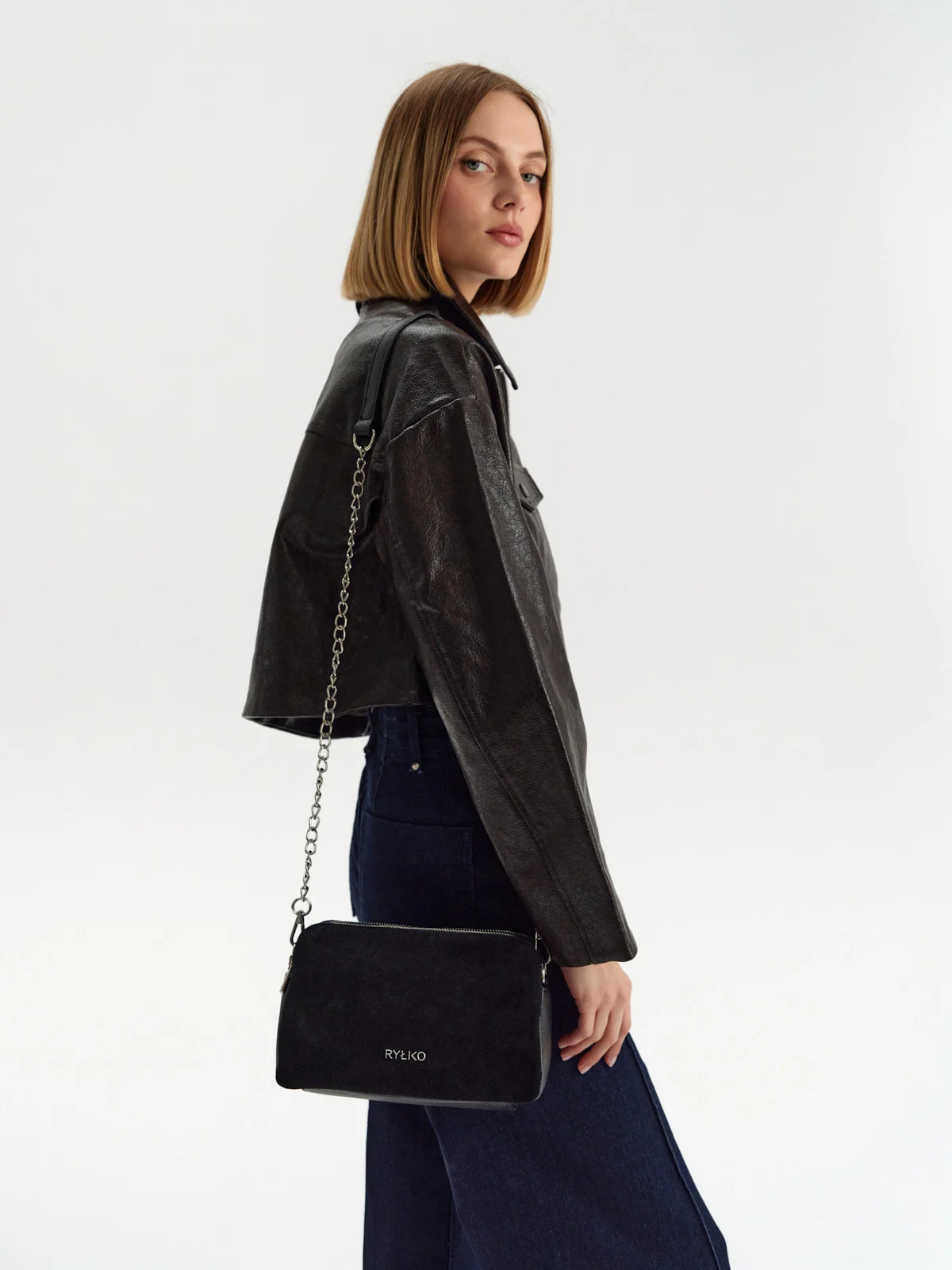 Mała, czarna torebka z łańcuszkowym paskiem na ramię