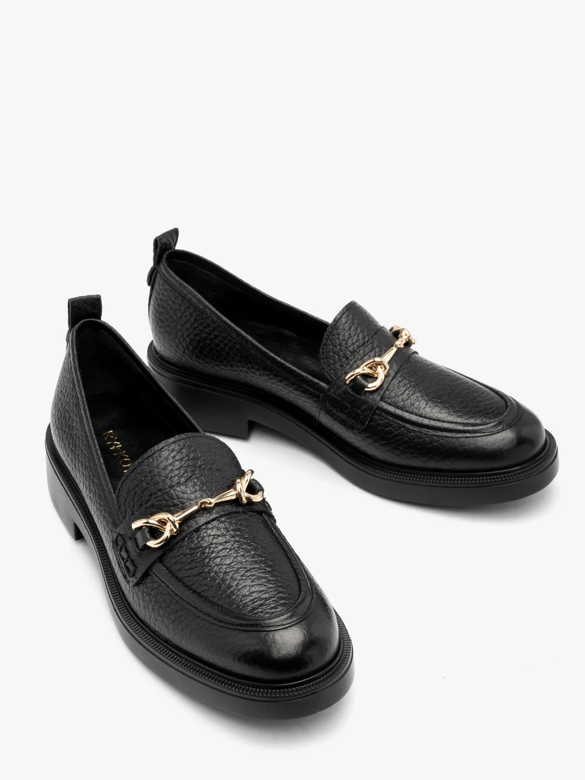 Czarne mokasyny z dekoracyjną, złotą ozdobą