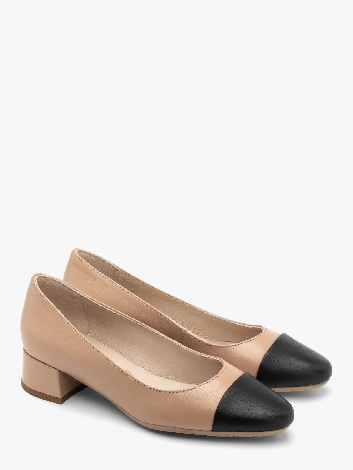 Beżowe czółenka damskie z czarnym noskiem na niskim klocku