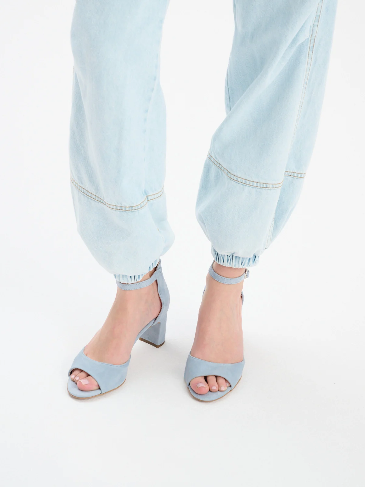 Klasyczne, niebieskie sandały na obcasie
