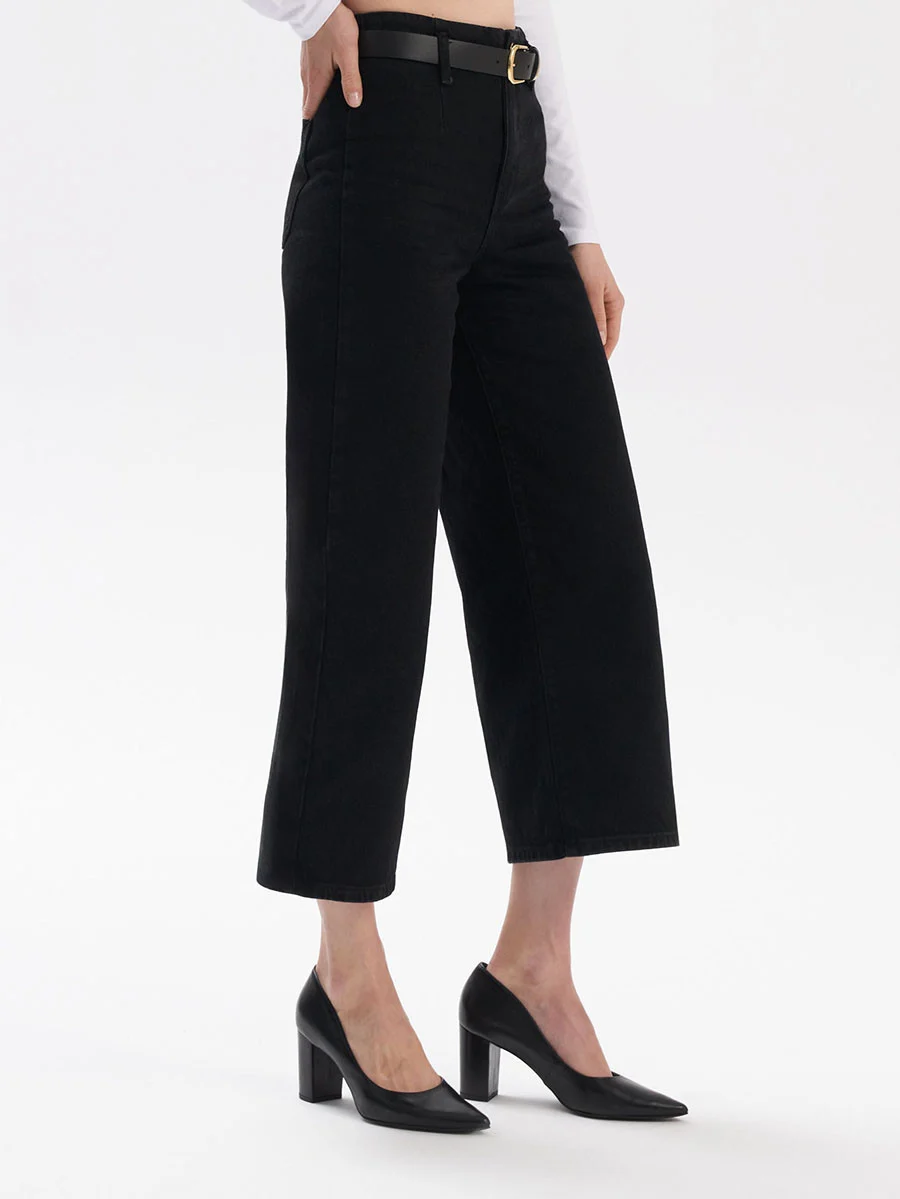 Czarne czółenka na słupku