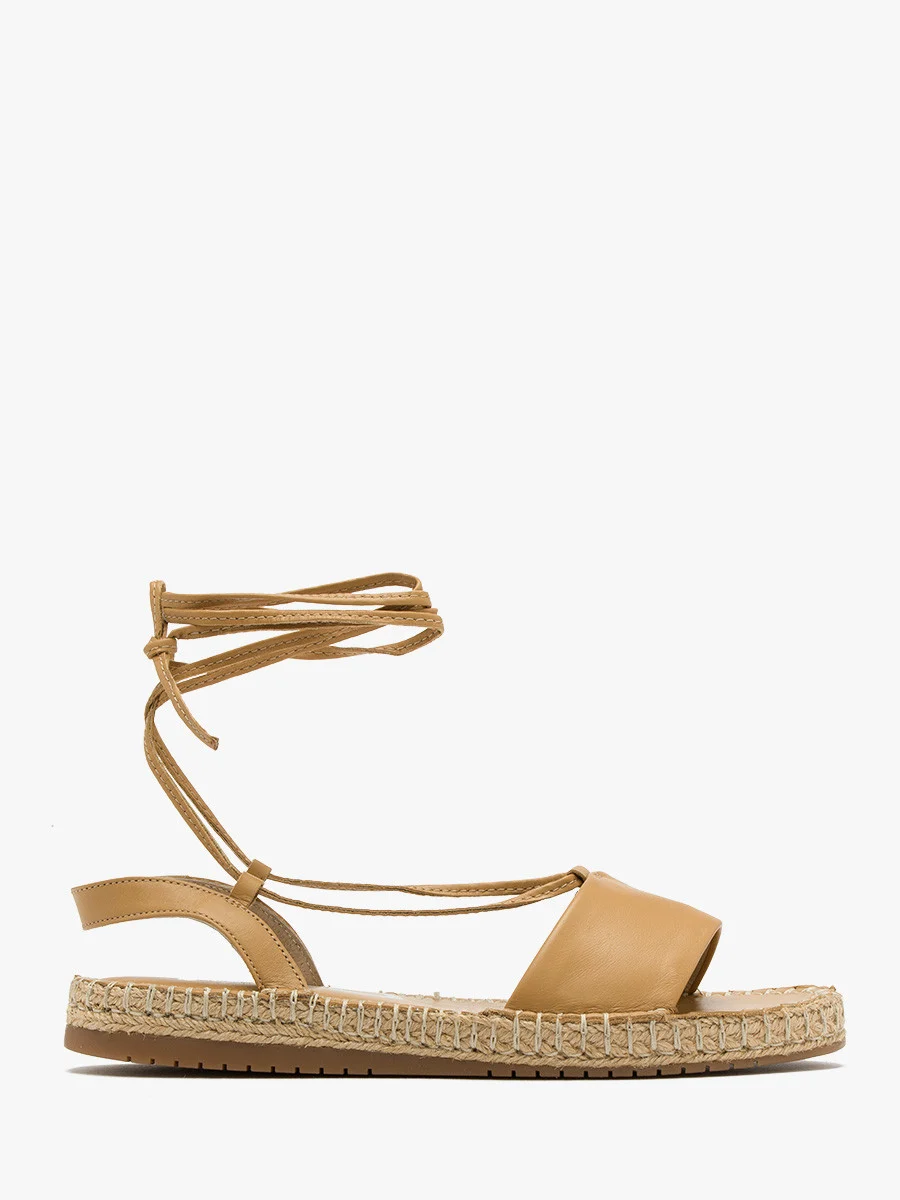 Beżowe sandały z paseczkami wokół kostki