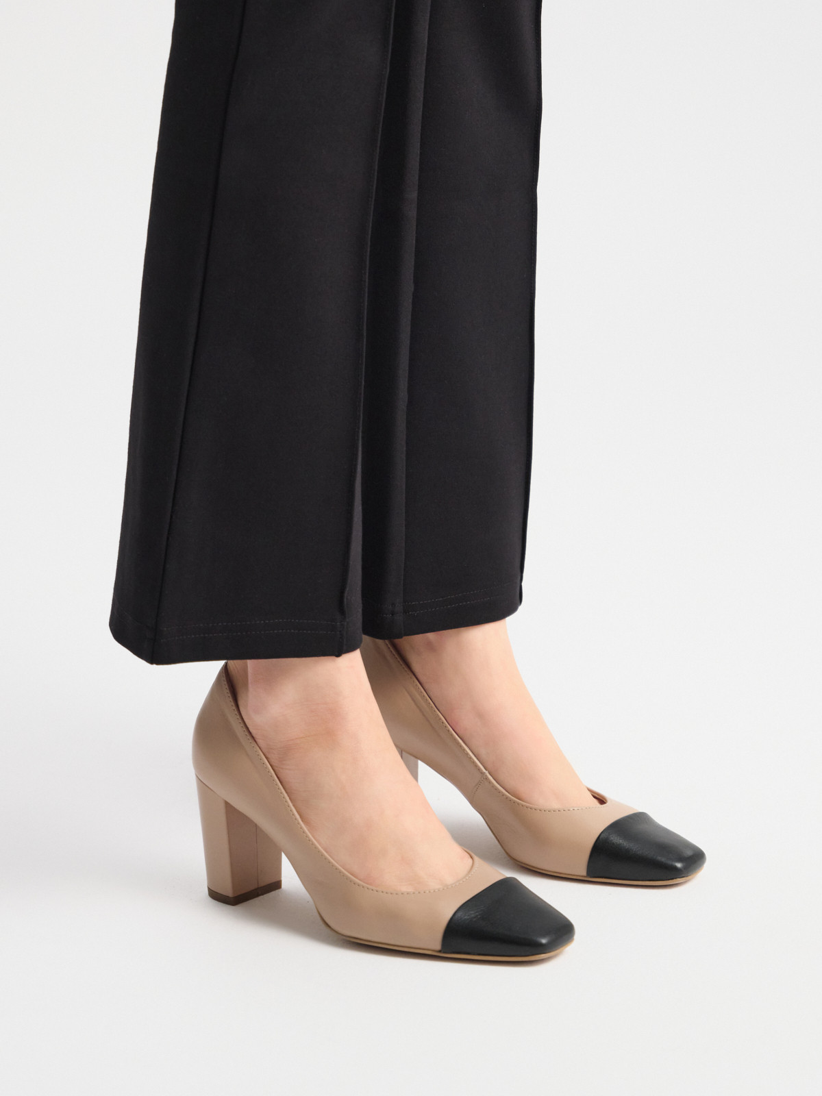 Beżowe czółenka z czarnym noskiem na słupkowym obcasie