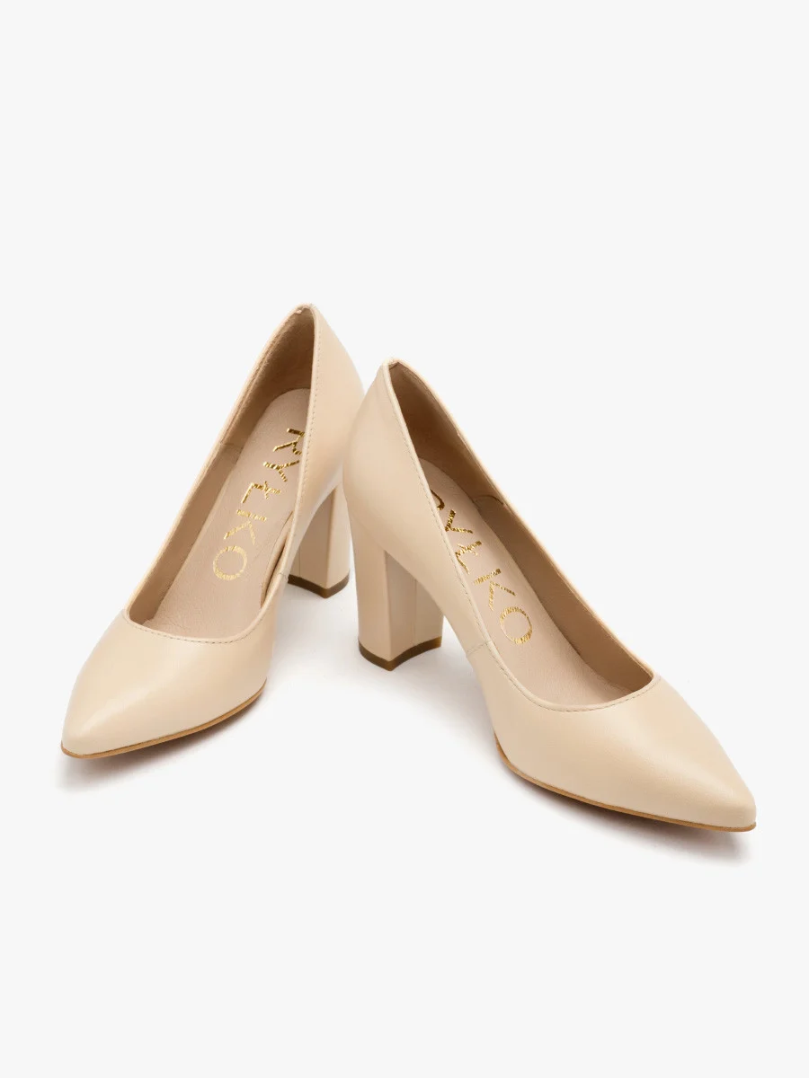 Beżowe czółenka na słupku