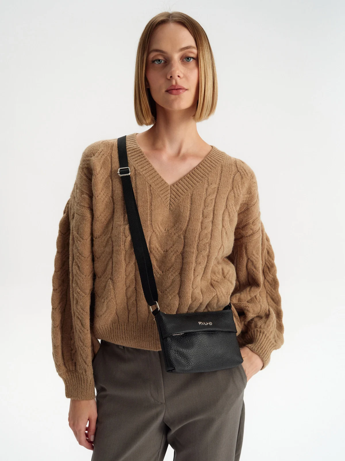 Mała, czarna torebka na pasku z taśmy