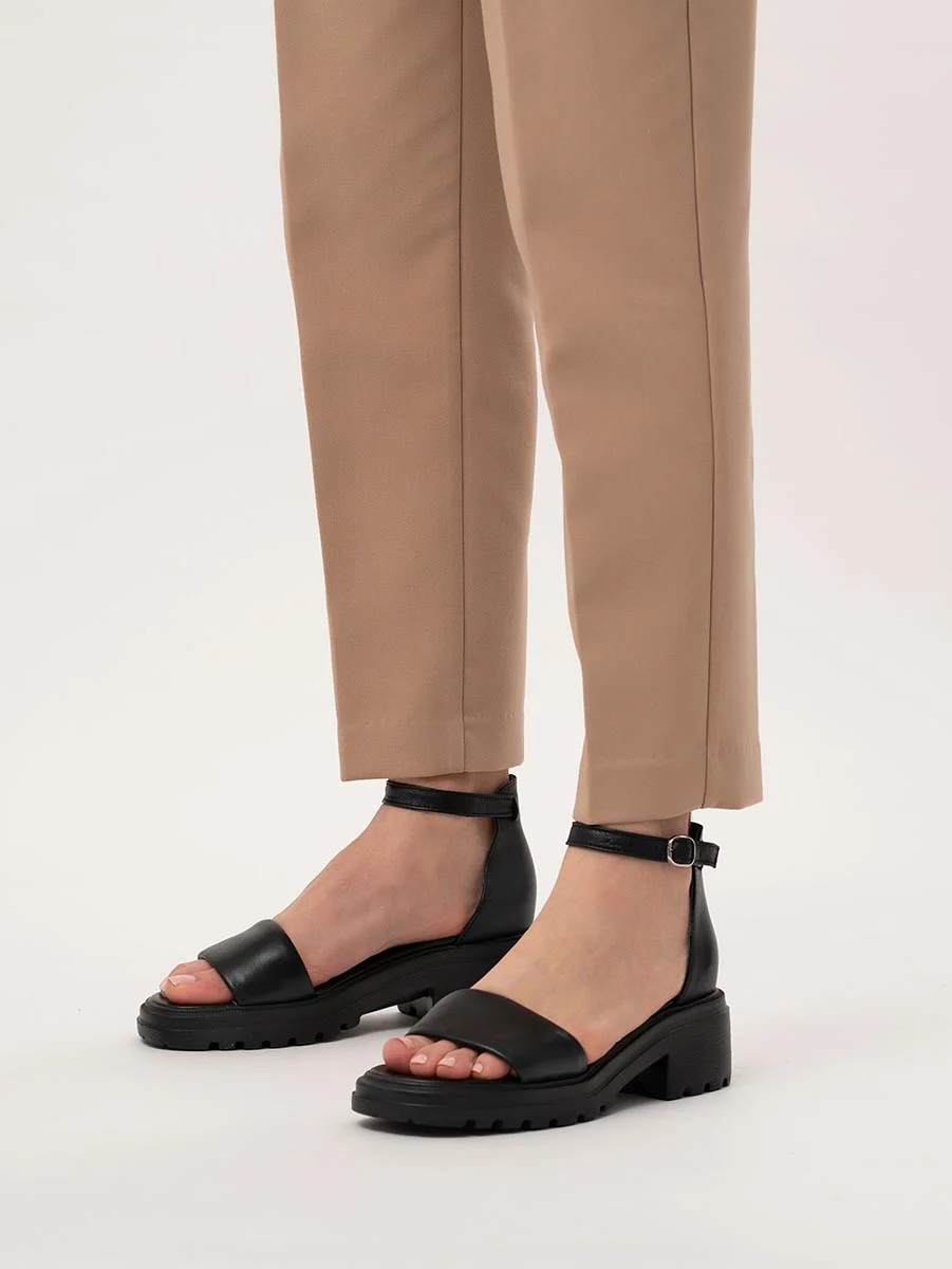 Czarne sandały na masywnym spodzie