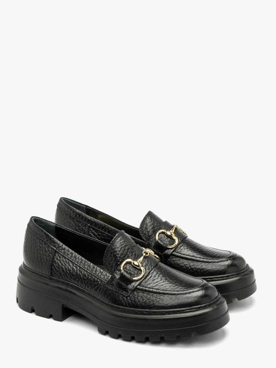 Czarne mokasyny ze złotą ozdobą