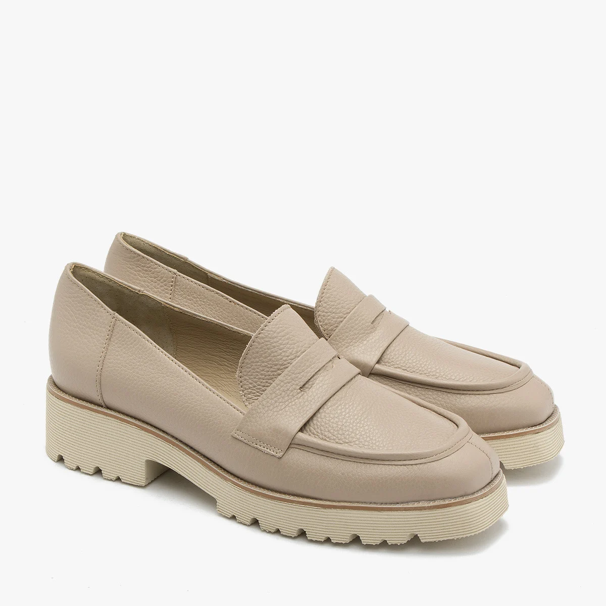 Beżowe mokasyny na traktorowej podeszwie