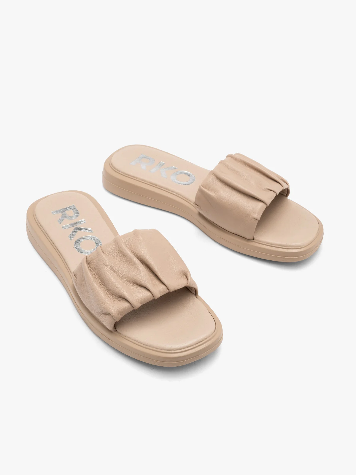 Beżowe klapki z marszczoną cholewką