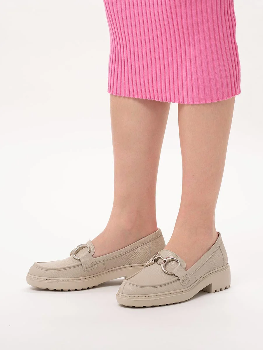 Kremowe mokasyny ze srebrną ozdobą