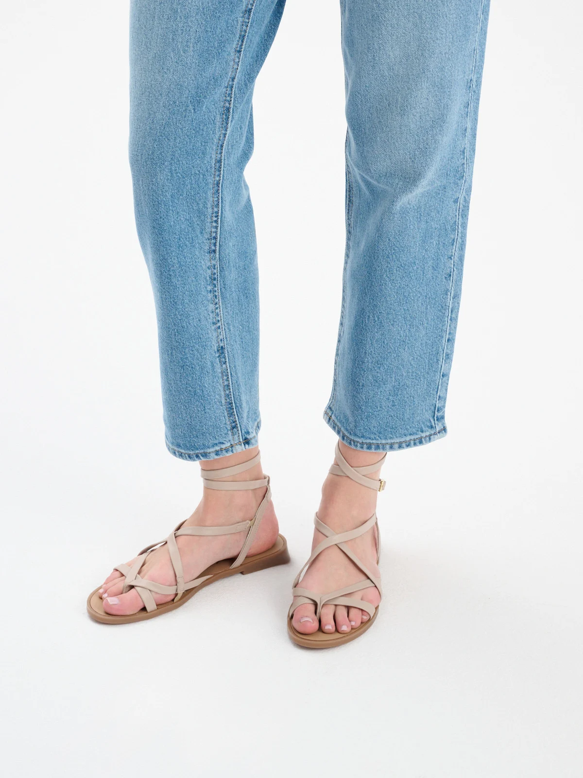 Beżowe sandały typu japonki