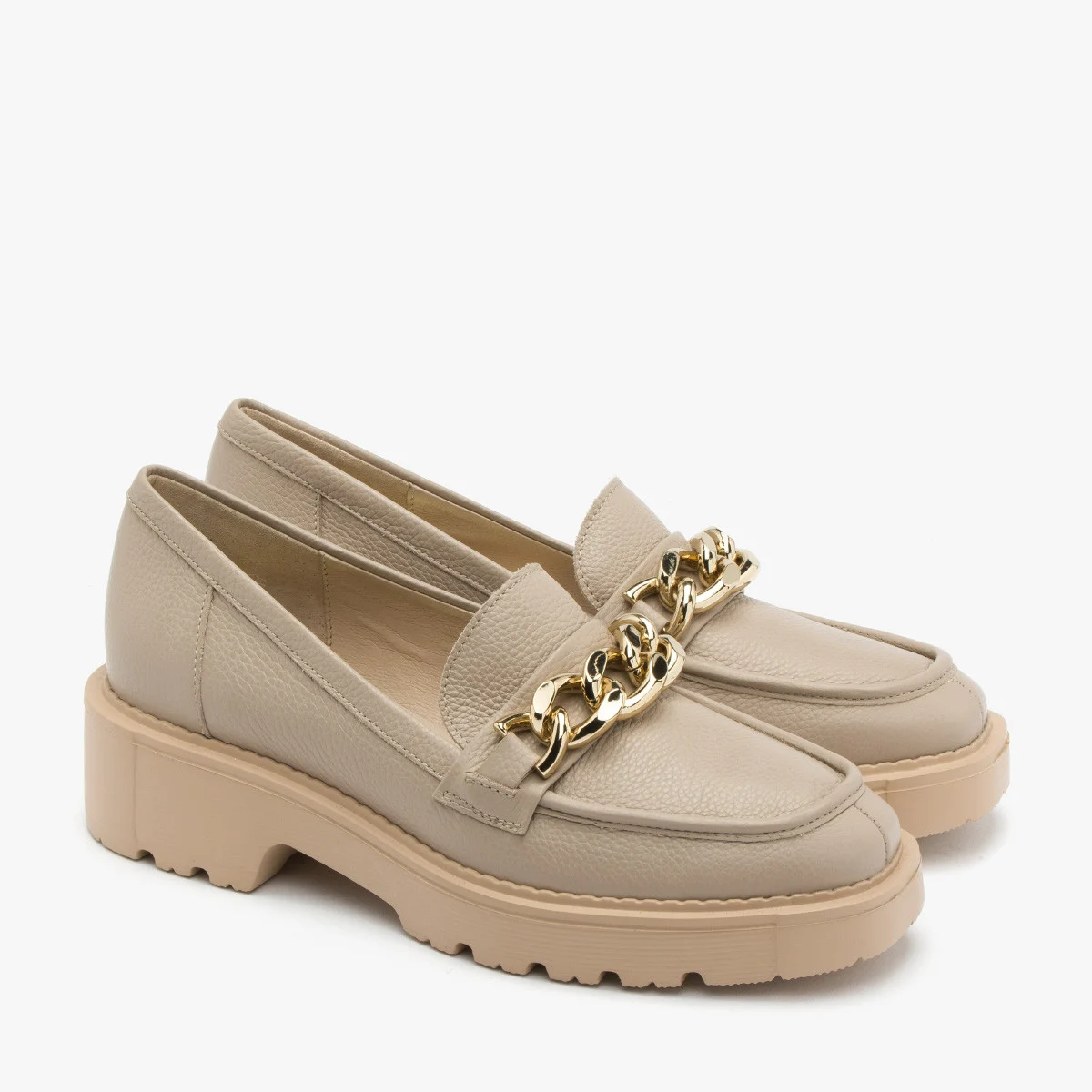 Beżowe mokasyny z łańcuchem