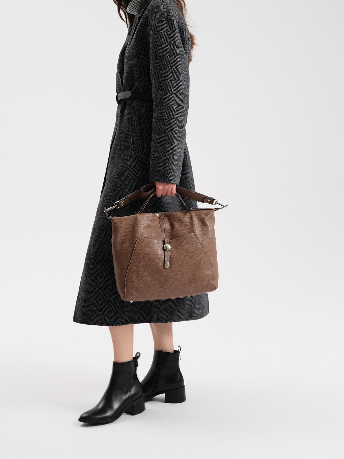 Czarne botki damskie z cholewką o prostym kroju