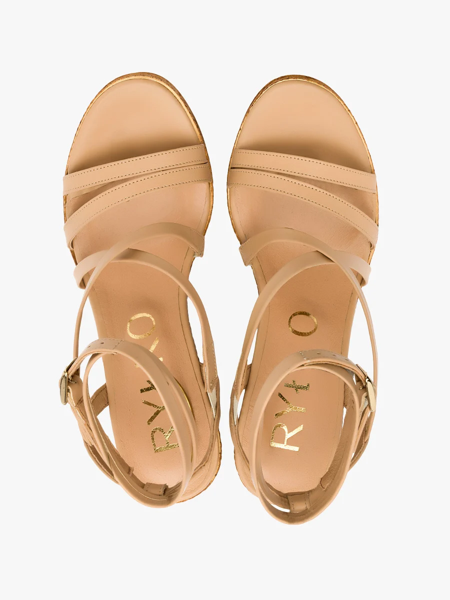 Beżowe sandały na koturnie