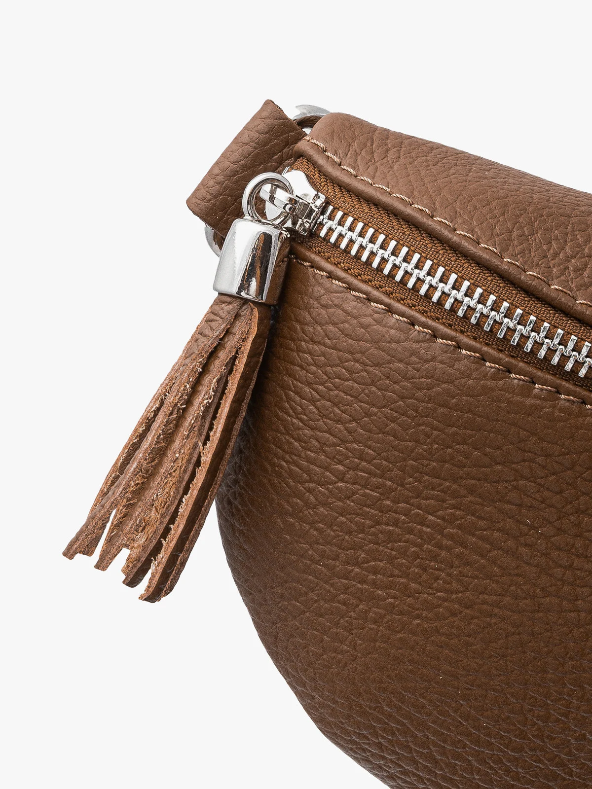 Brązowa torebka typu nerka z frędzlem