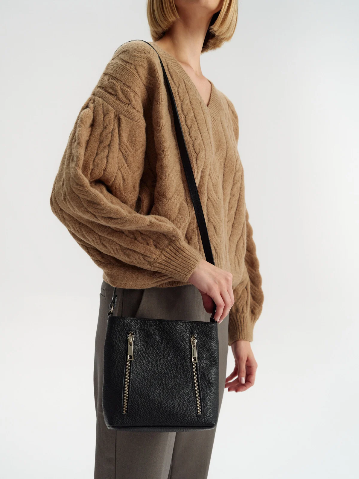 Mała, czarna torebka typu listonoszka