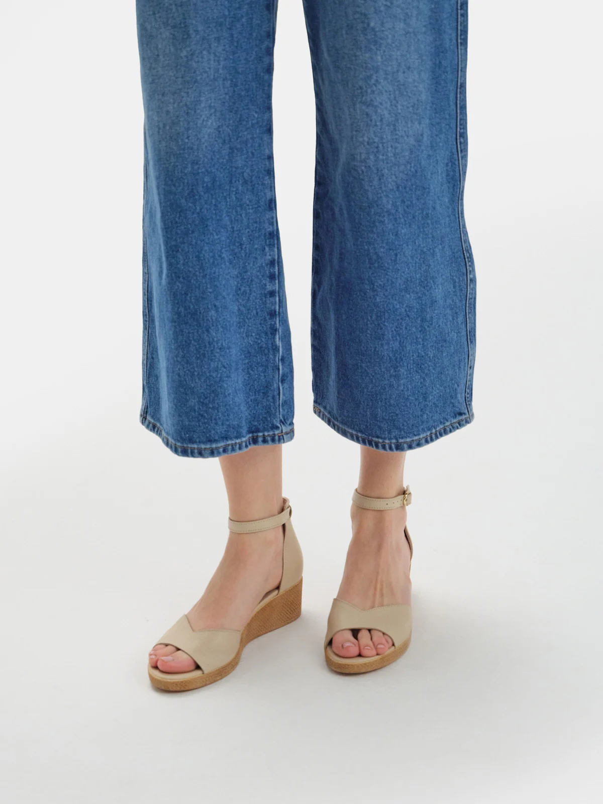 Beżowe sandały na platformie