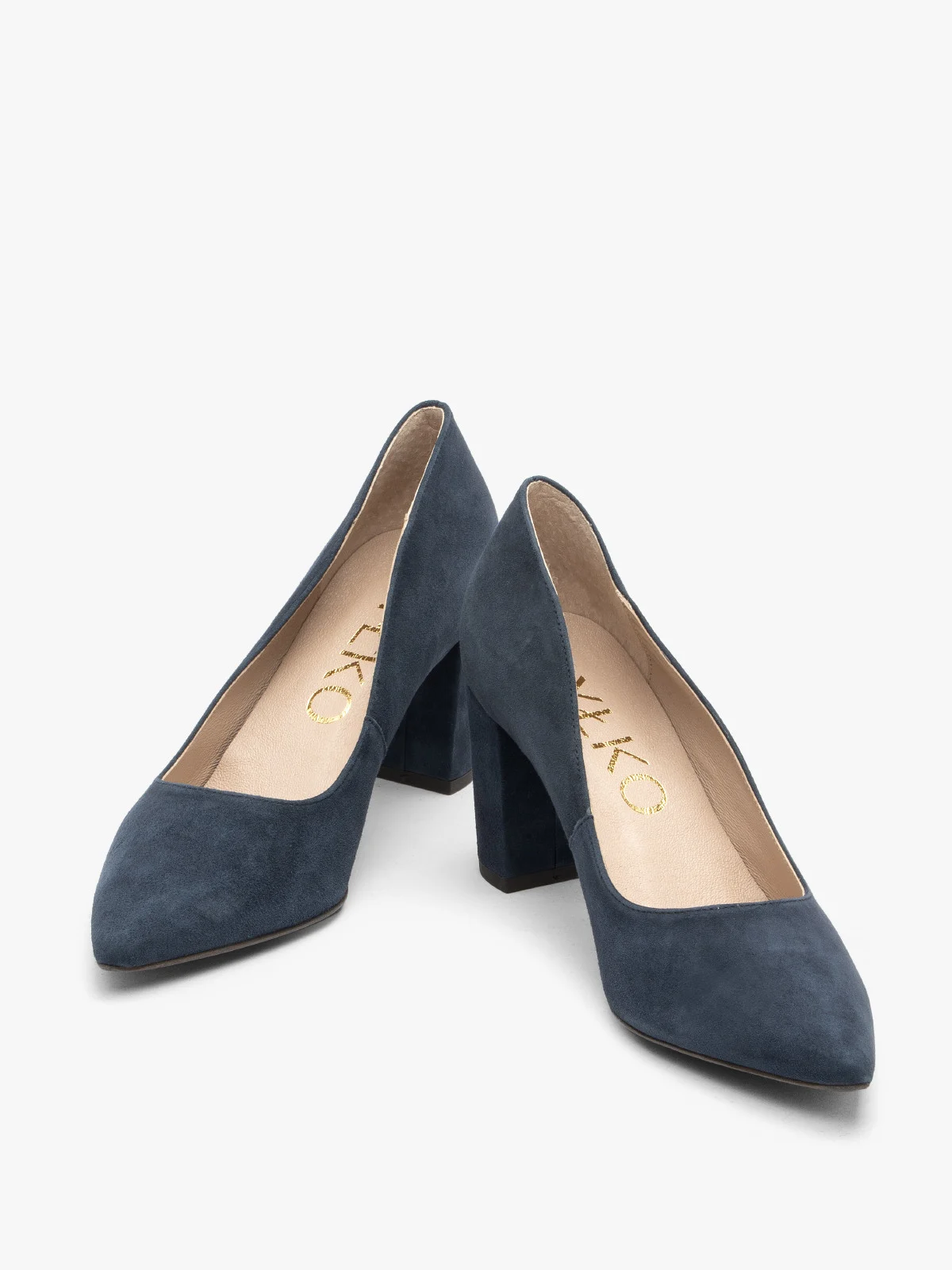 Granatowe czółenka na słupku