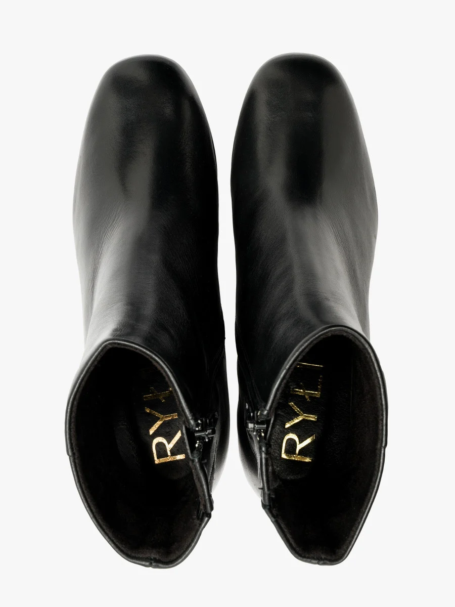 Czarne botki na obcasie