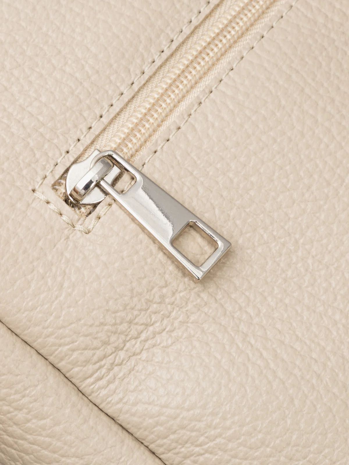 Beżowa torebka z ozdobnym frędzlem