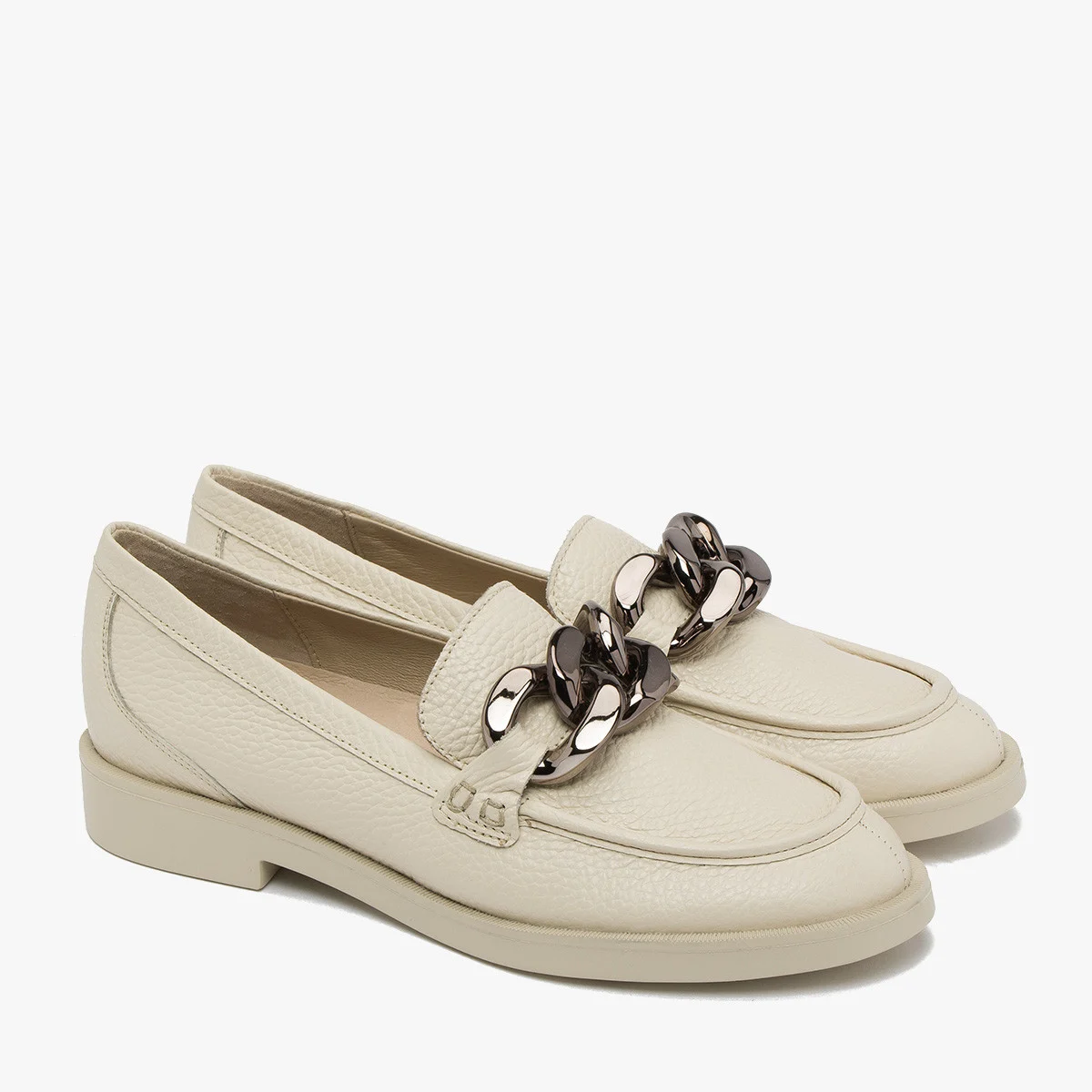 Kremowe mokasyny z masywnym łańcuchem