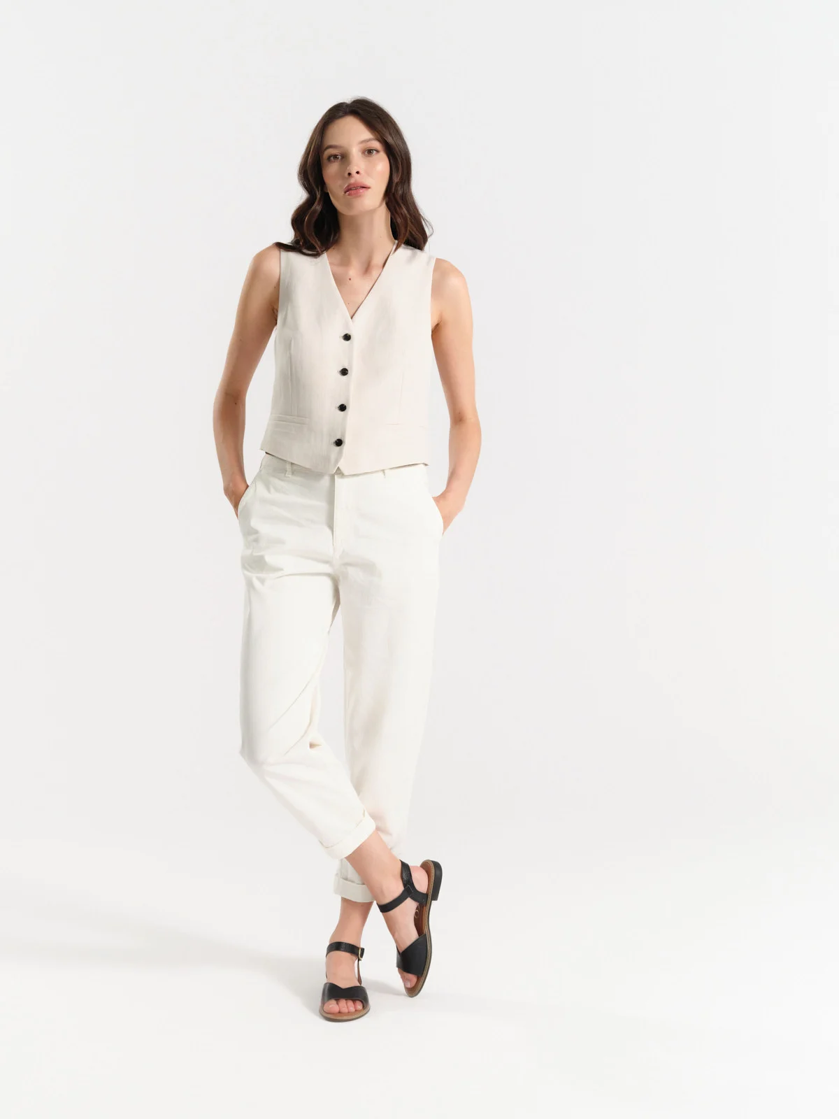 Czarne sandały z ozdobną cholewką