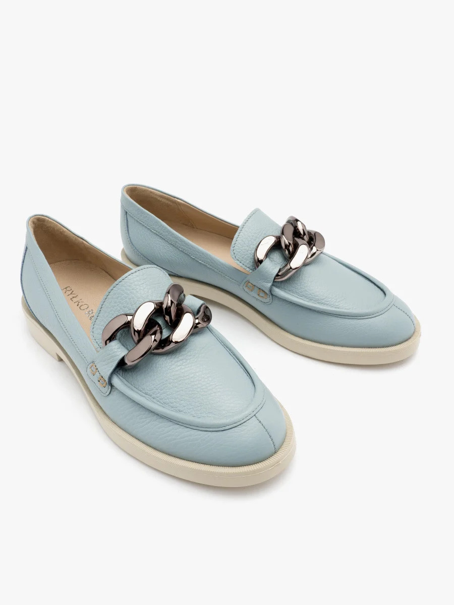 Niebieskie mokasyny z masywnym łańcuchem