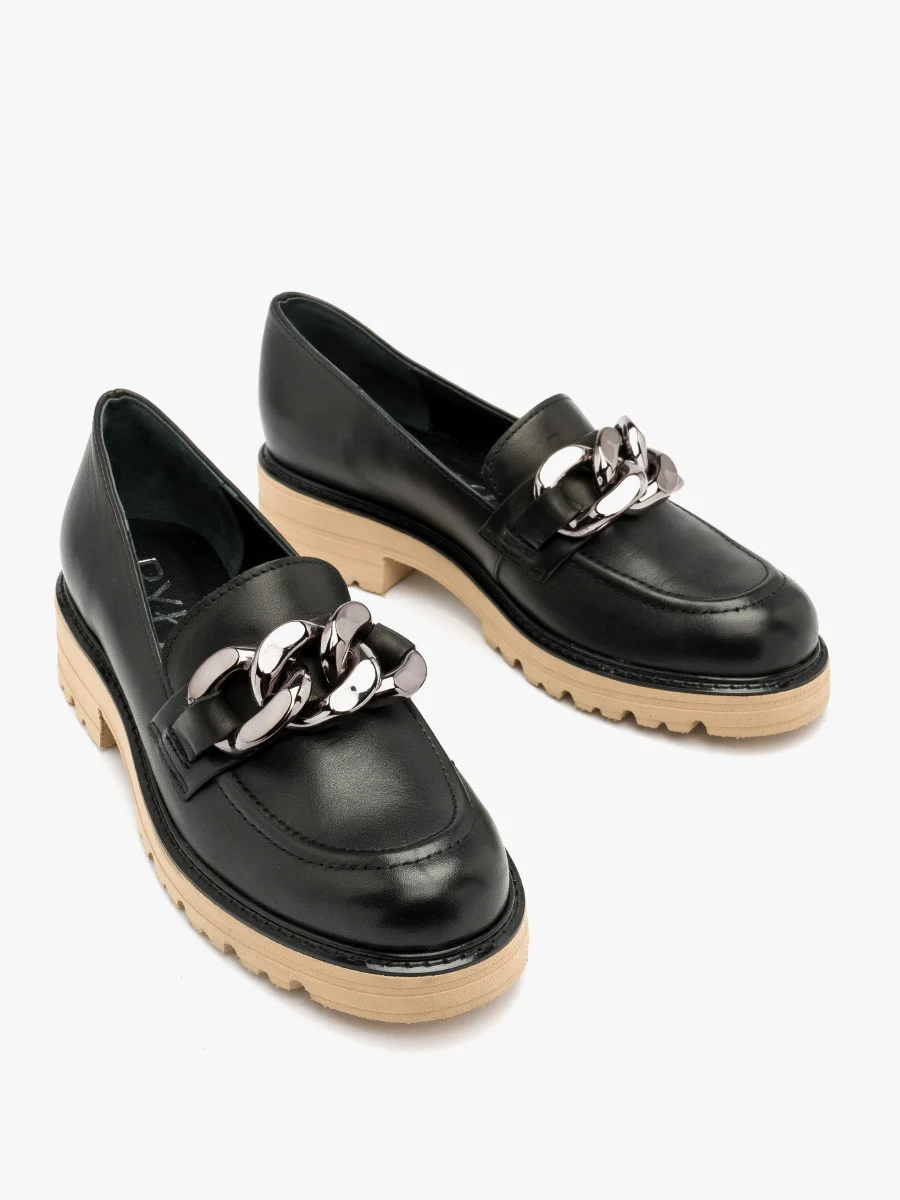 Czarne mokasyny na beżowym spodzie