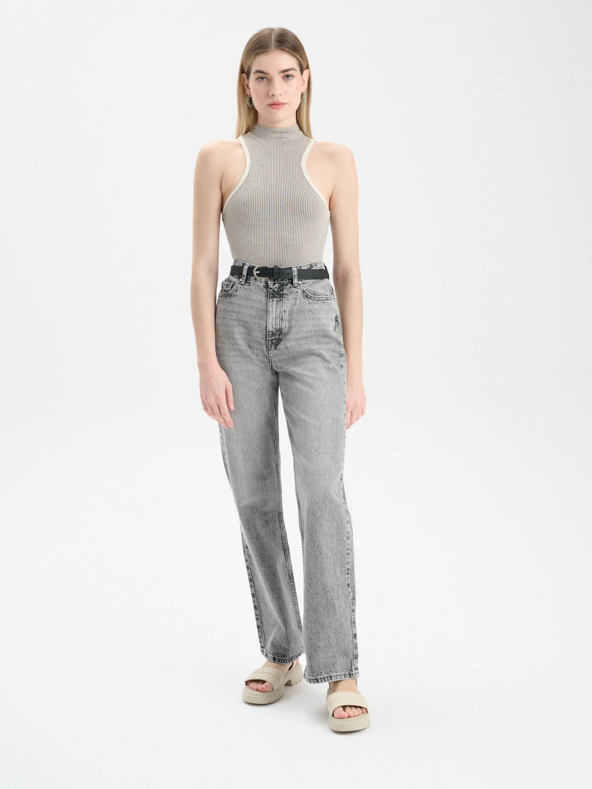 Kremowe sandały zapinane na rzepy