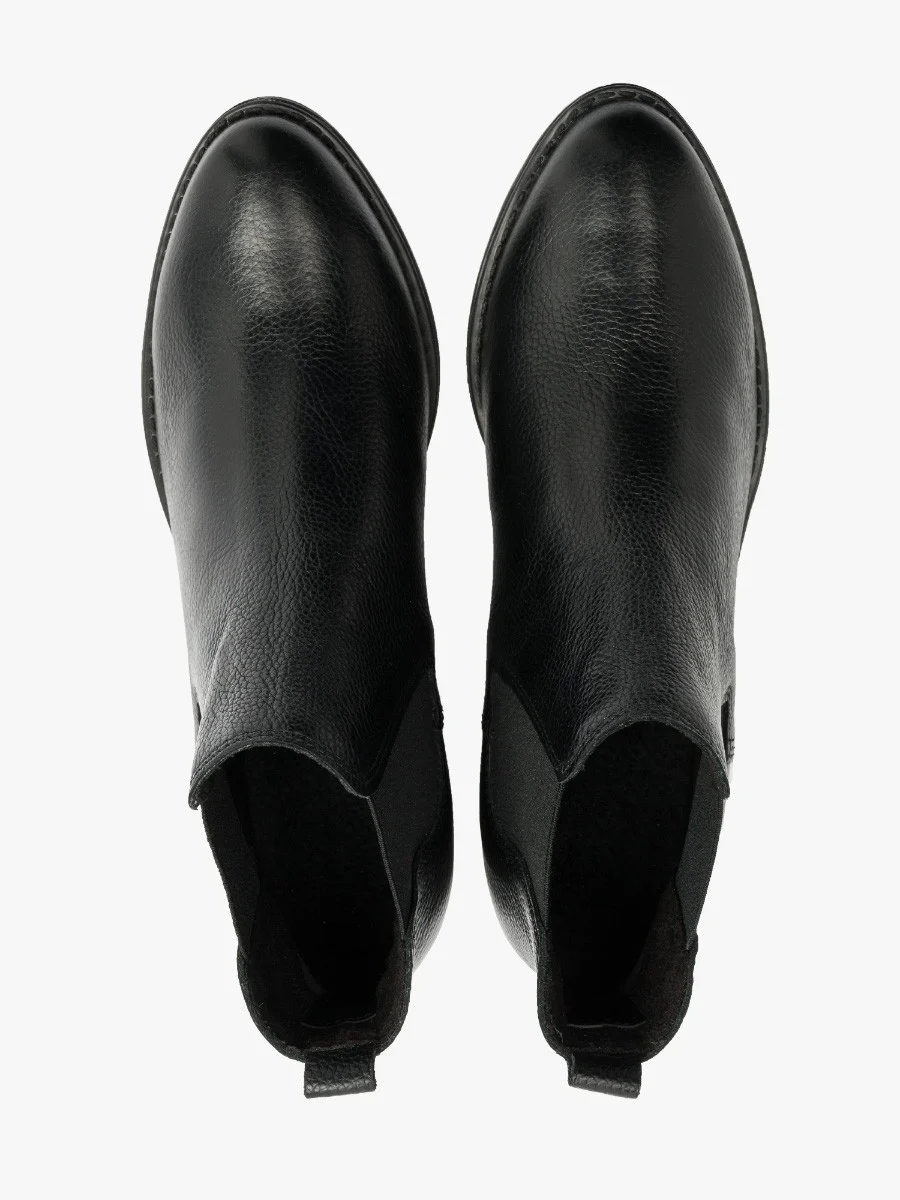 Czarne sztyblety na niskim obcasie