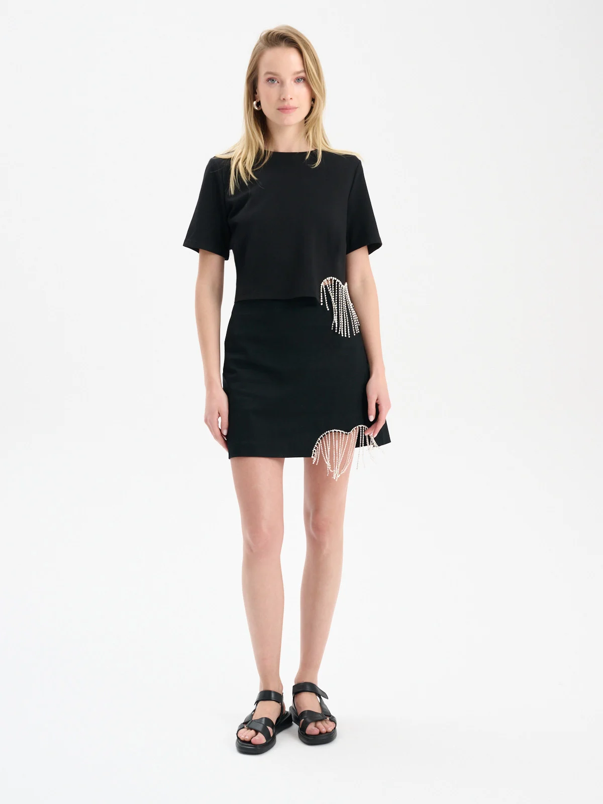 Sandały z ozdobna cholewką zapinaną na rzep