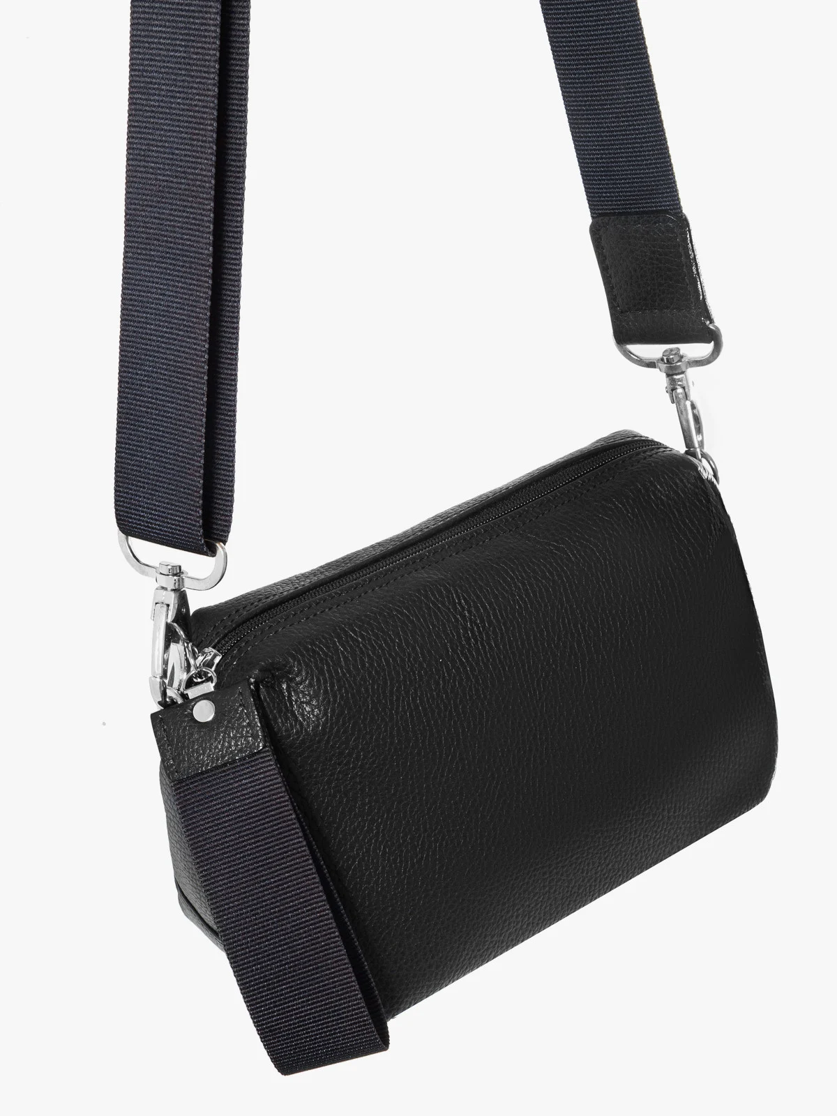 Czarna torebka damska na szerokim pasku z taśmy