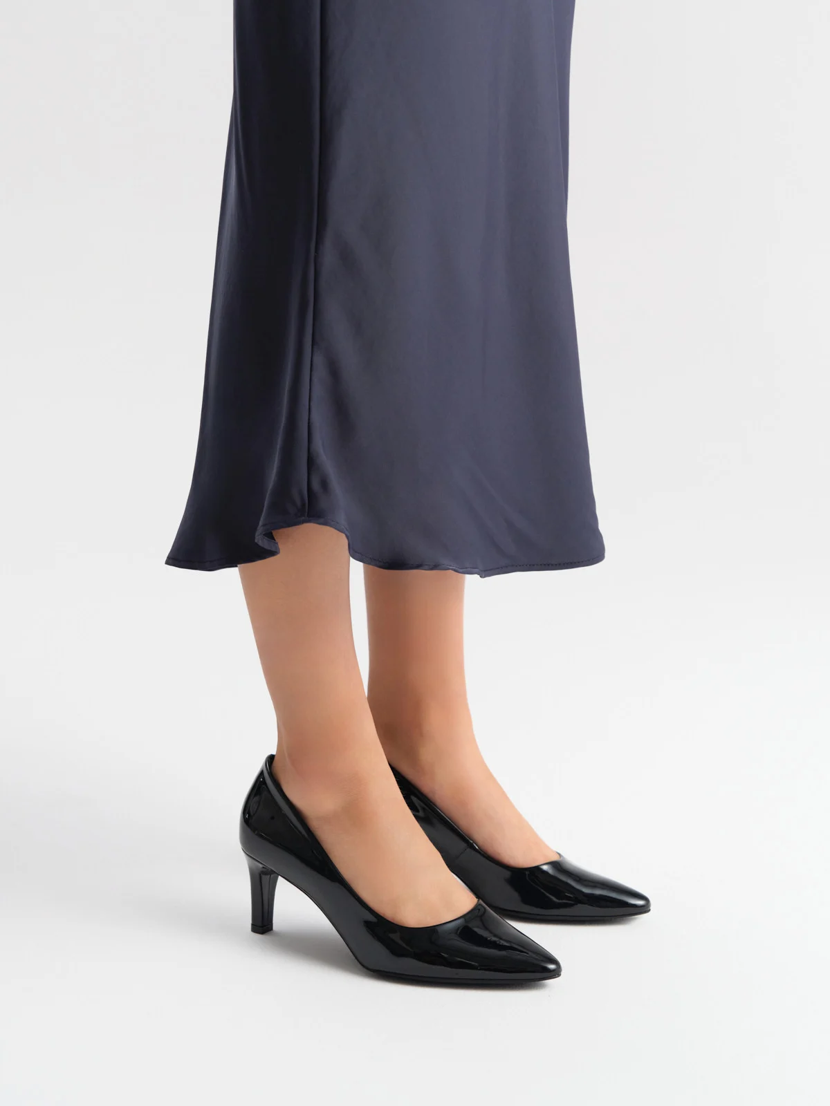 Czarne, lakierowane czółenka na szpilce