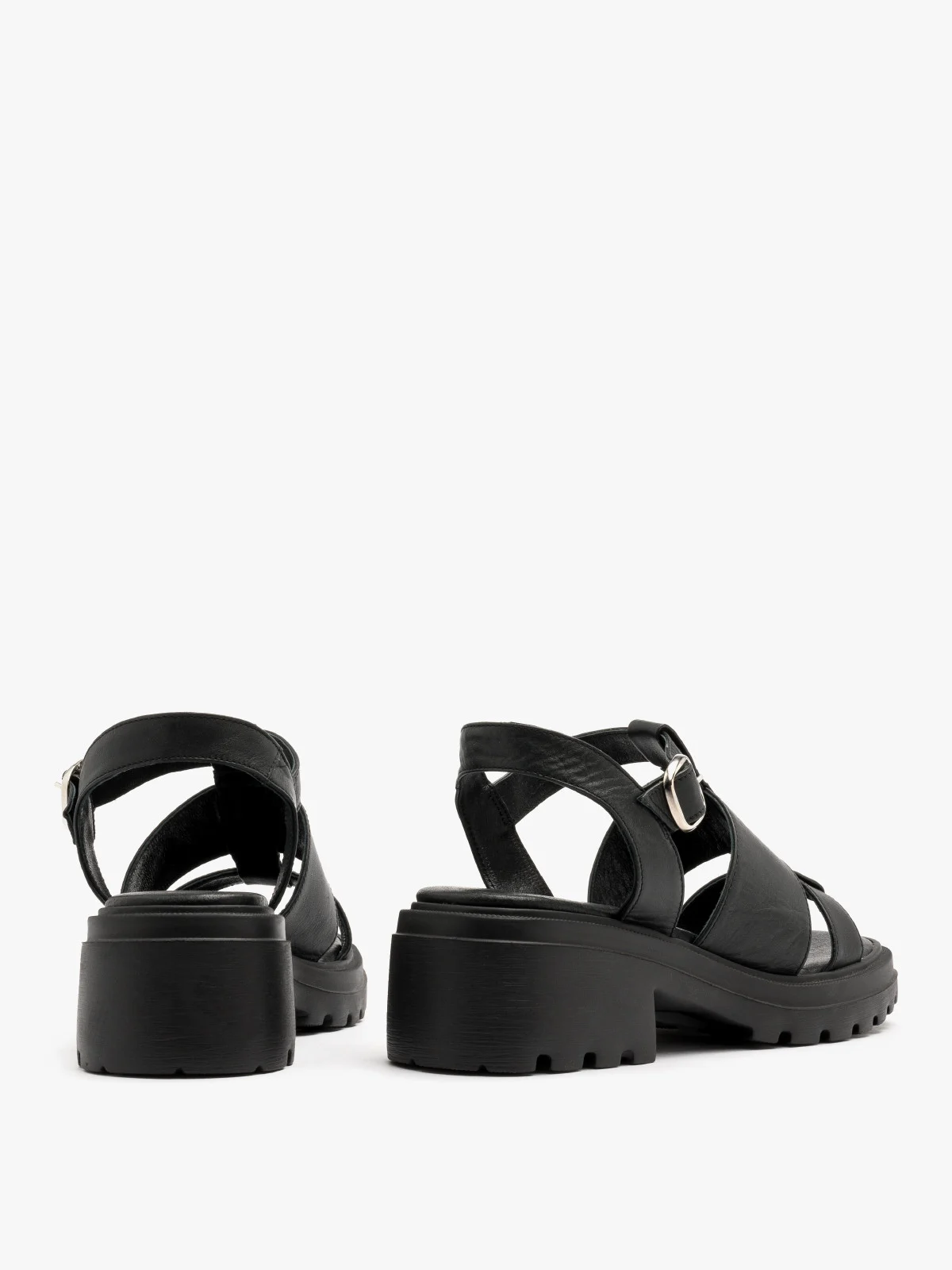 Czarne sandały na masywnej podeszwie