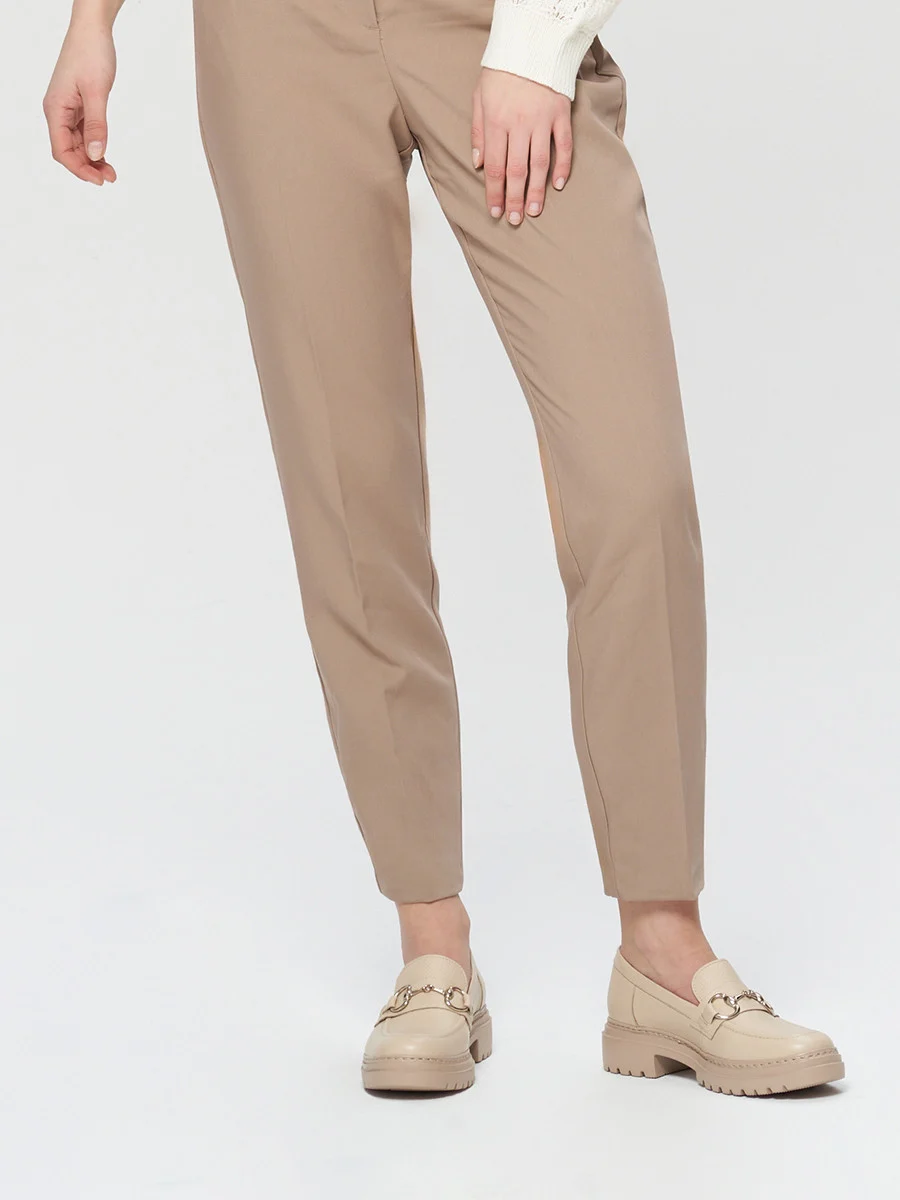 Beżowe mokasyny ze złotą ozdobą