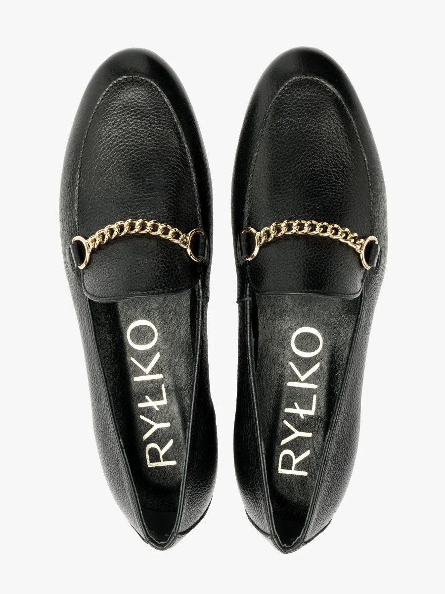 Czarne mokasyny ze złotym łańcuszkiem