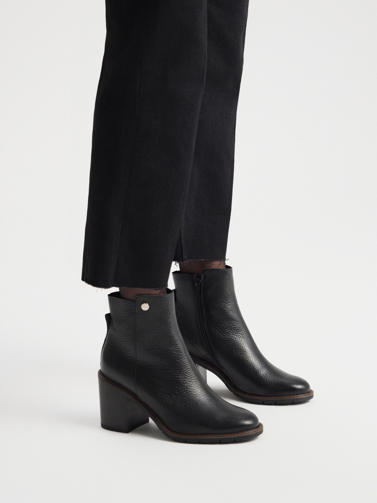 Klasyczne, czarne botki na klocku