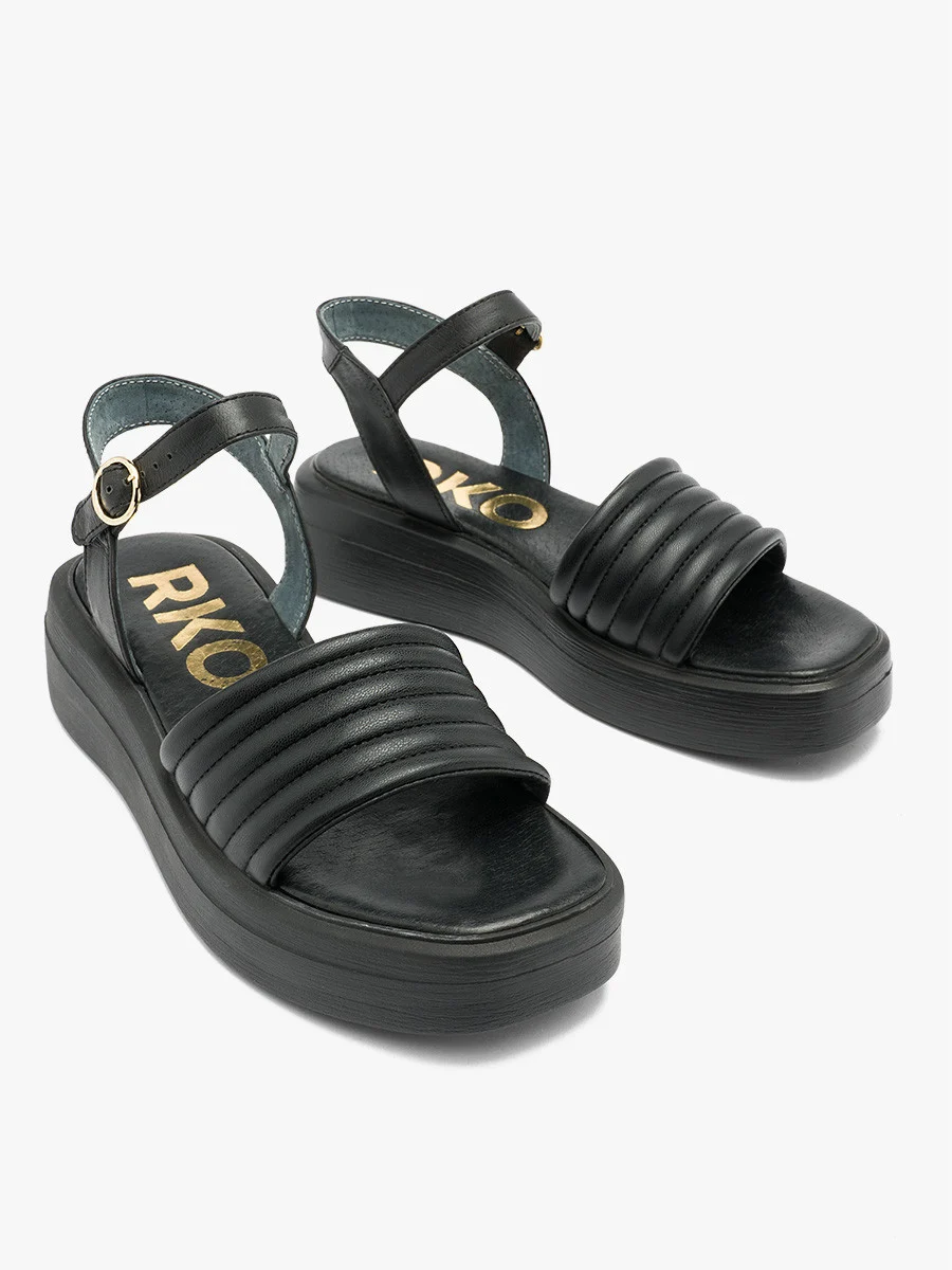 Czarne sandały ze złotą sprzączką