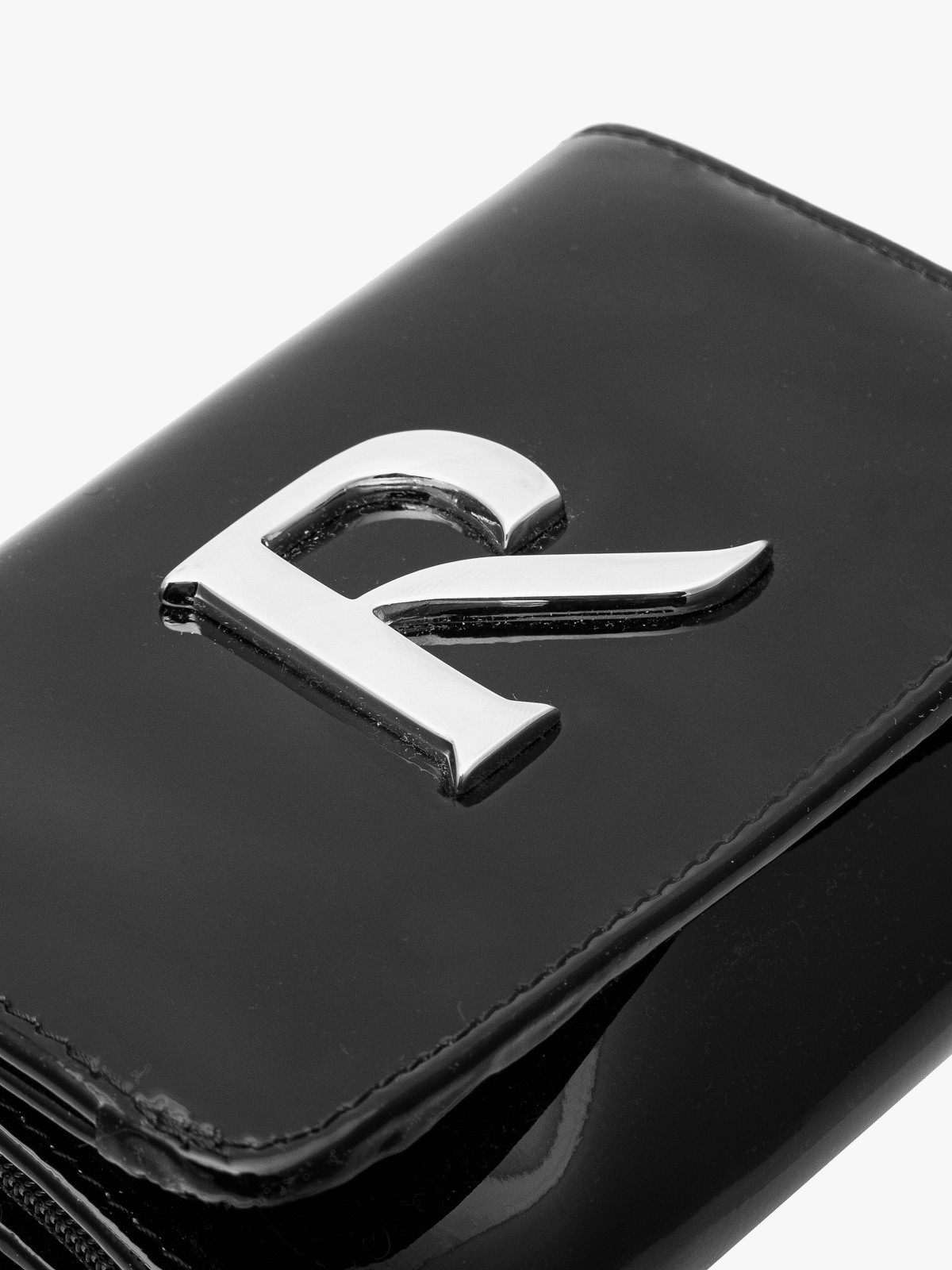 Czarny lakierowany portfel damski ze srebrnymi detalami