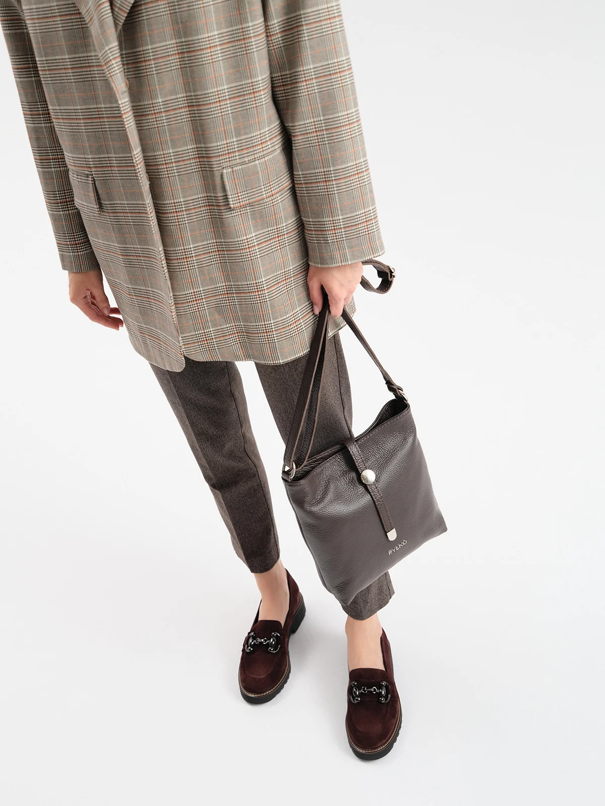 Bordowe mokasyny z ozdobą na cholewce