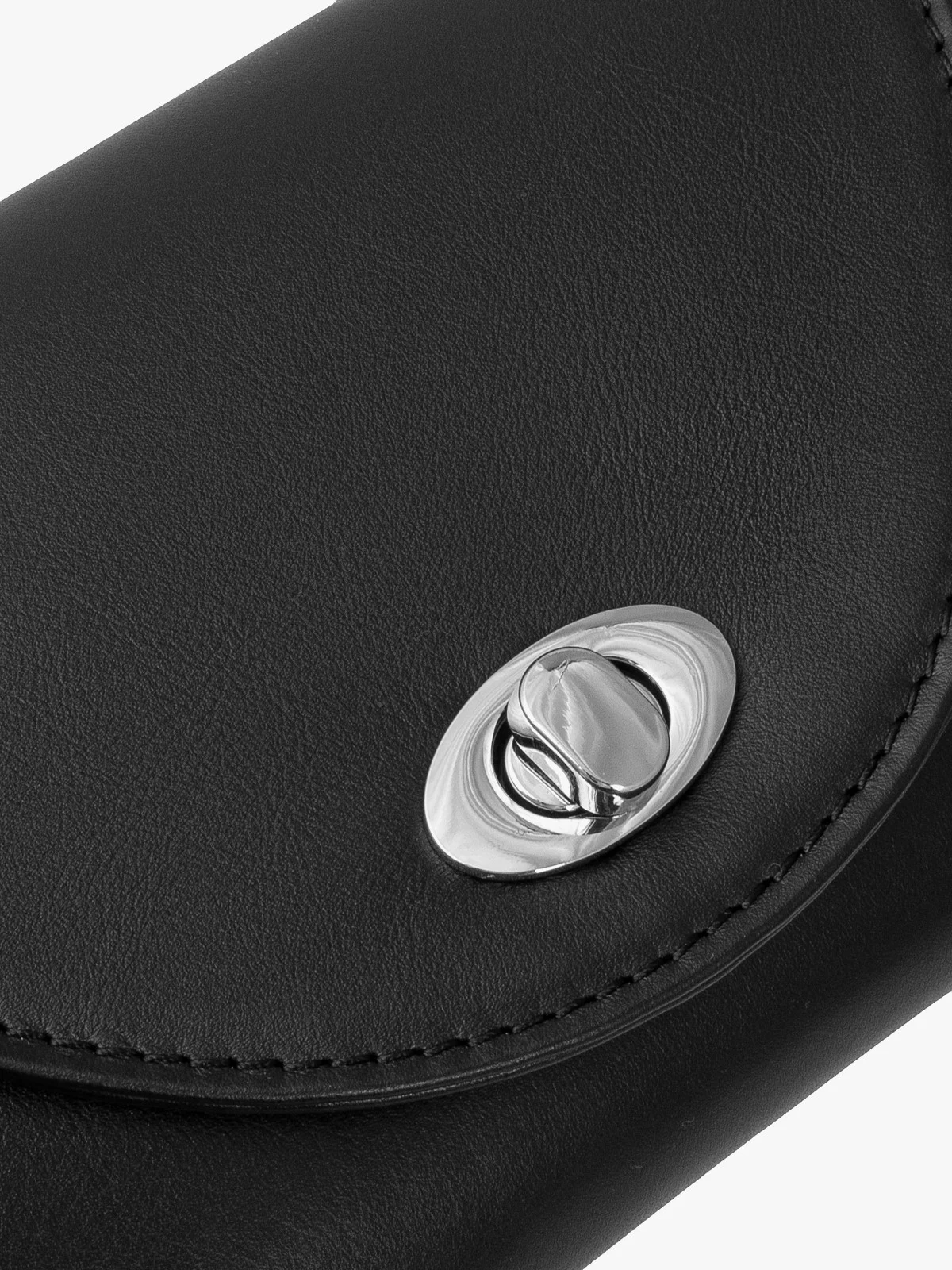 Mała elegancka torebka zapinana na ozdobną klamrę