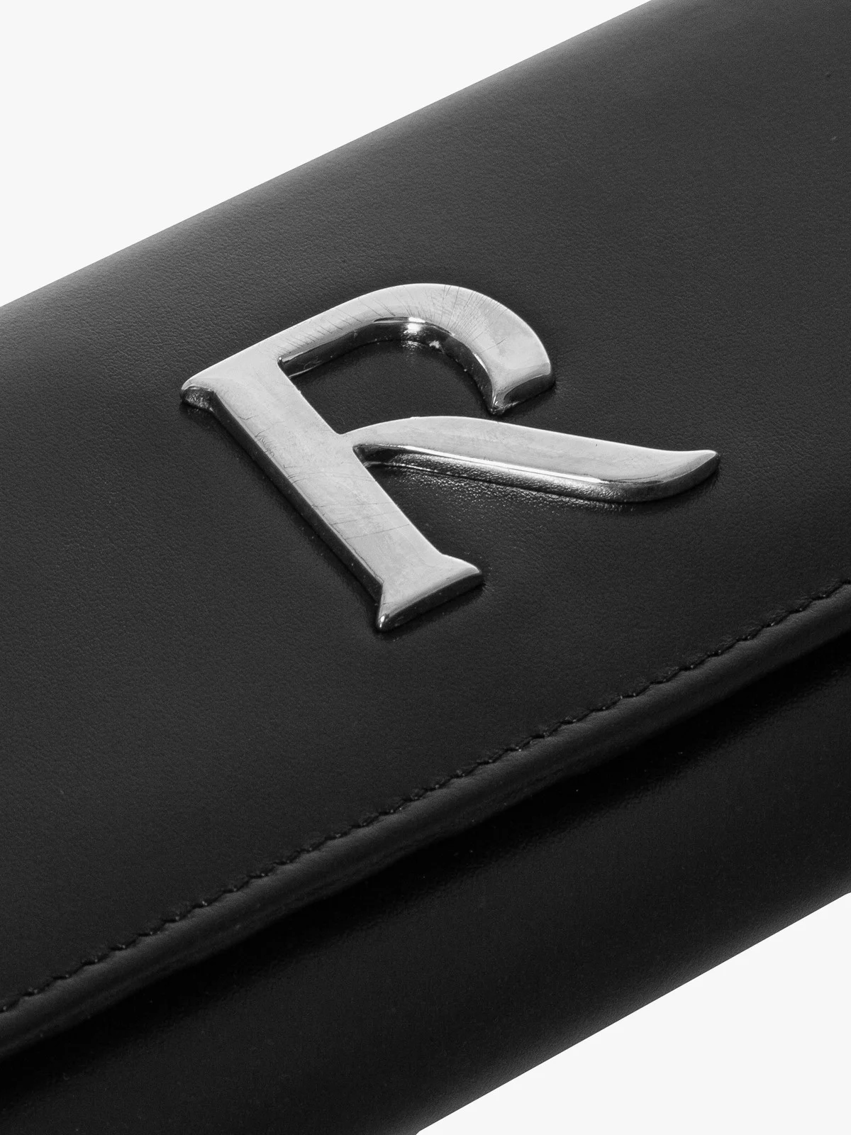 Czarny portfel damski ze srebrnym detalem