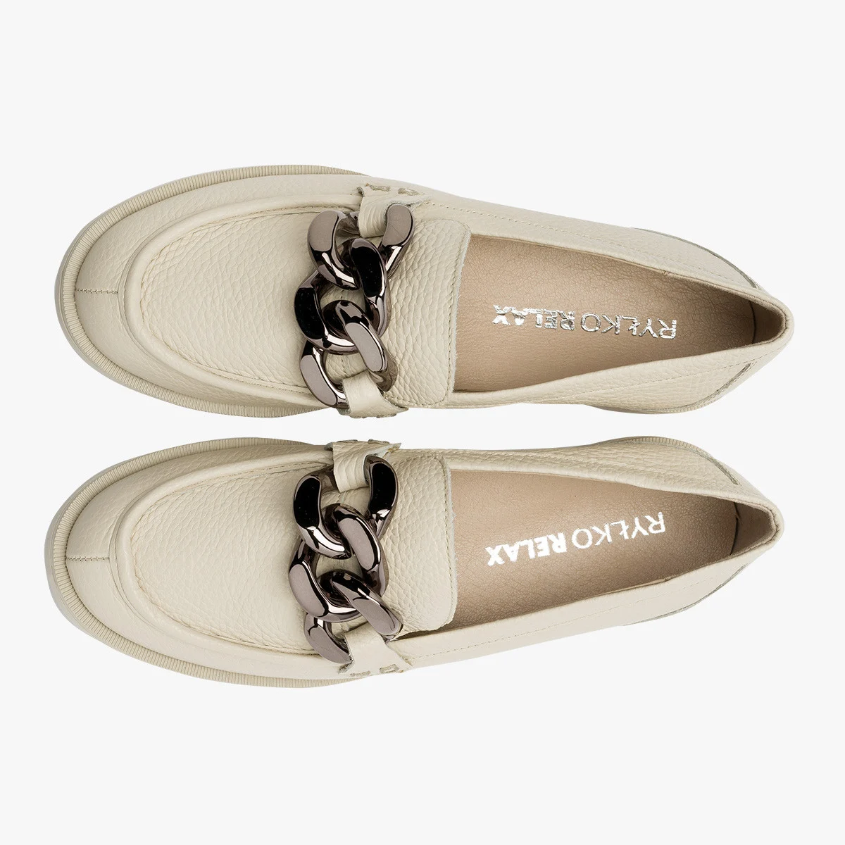 Kremowe mokasyny z masywnym łańcuchem